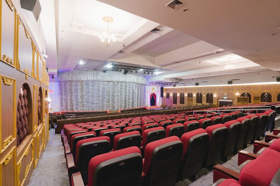 Bangkok: Skip-the-Line Golden Dome Cabaret Show Tickets - Arriving at the Bangkok theater
