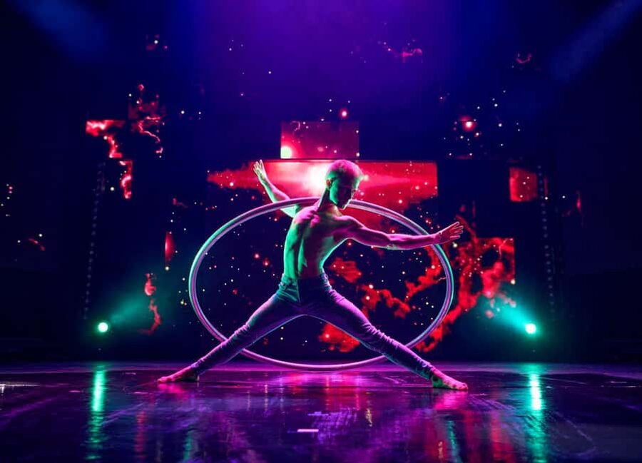 Berlin: "Flying Lights" - incl. Flying Steps – Variety Show - Food, Drinks, and the Dinner-Theater Choice