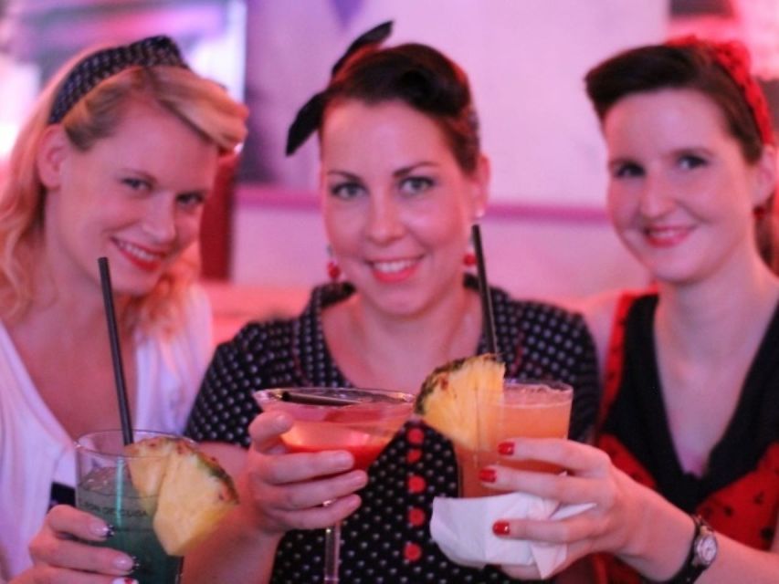 Berlin: Knutschfleck Ticket with Variety Show and Dinner - What the evening is built around
