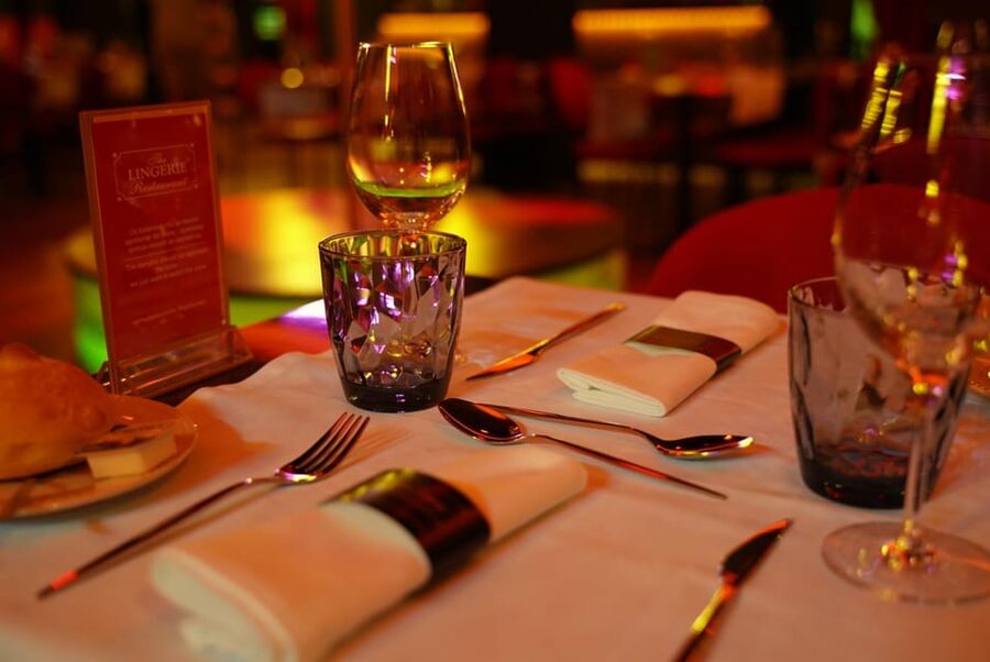 Braga: The Lingerie Restaurant Cabaret Show with Dinner - The first impression: provocative, but welcoming