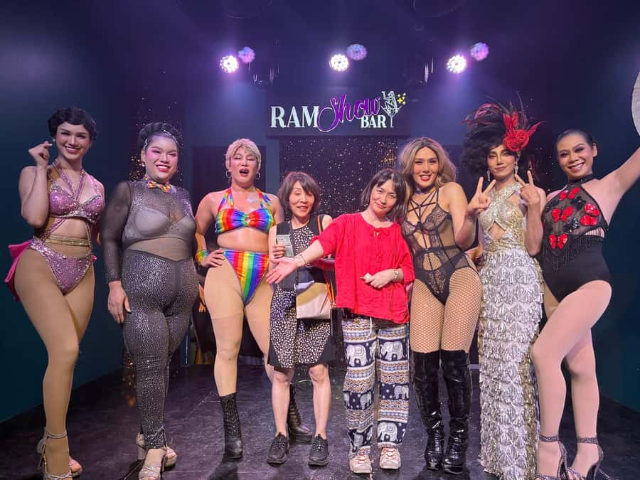 Chiang Mai: Ladyboy Cabaret Show with Dinner and Drinks - A Chiang Mai night that starts with food
