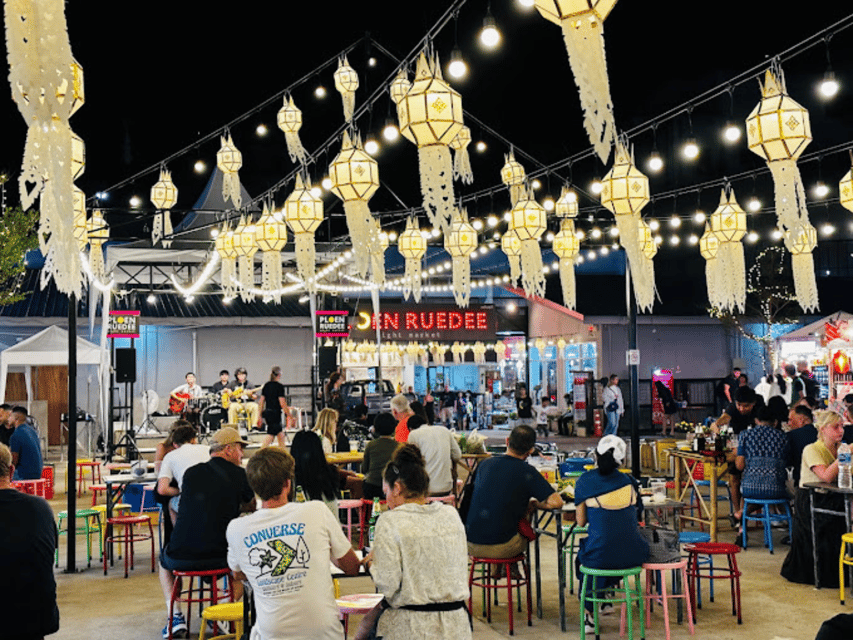 Chiang Mai: Ladyboy Cabaret Show with Dinner and Drinks - Who will enjoy this evening most?