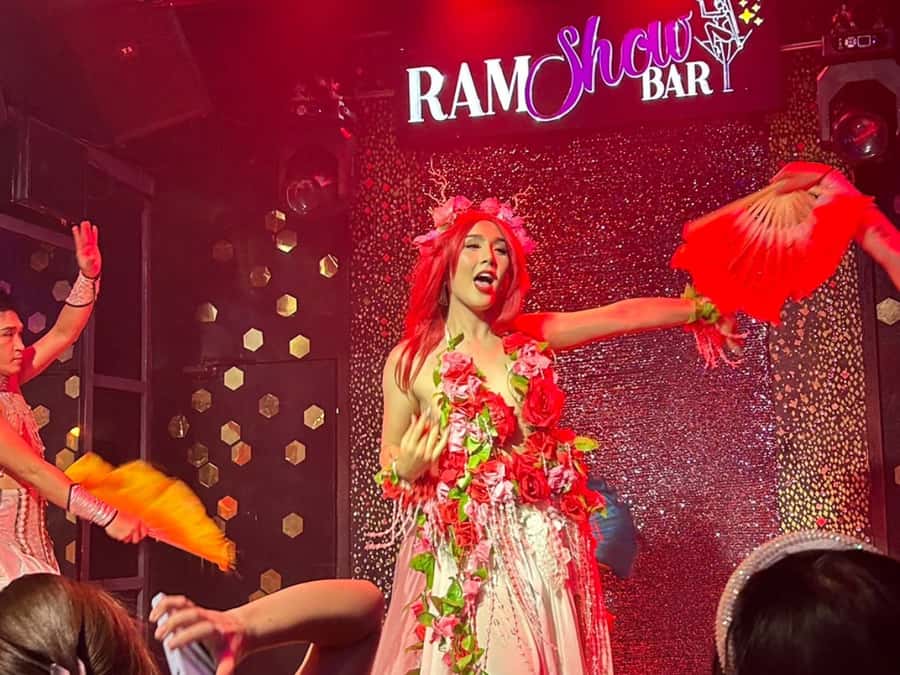 Chiang Mai: Ladyboy Cabaret Show with Dinner and Drinks - Meeting the guide and learning the local story