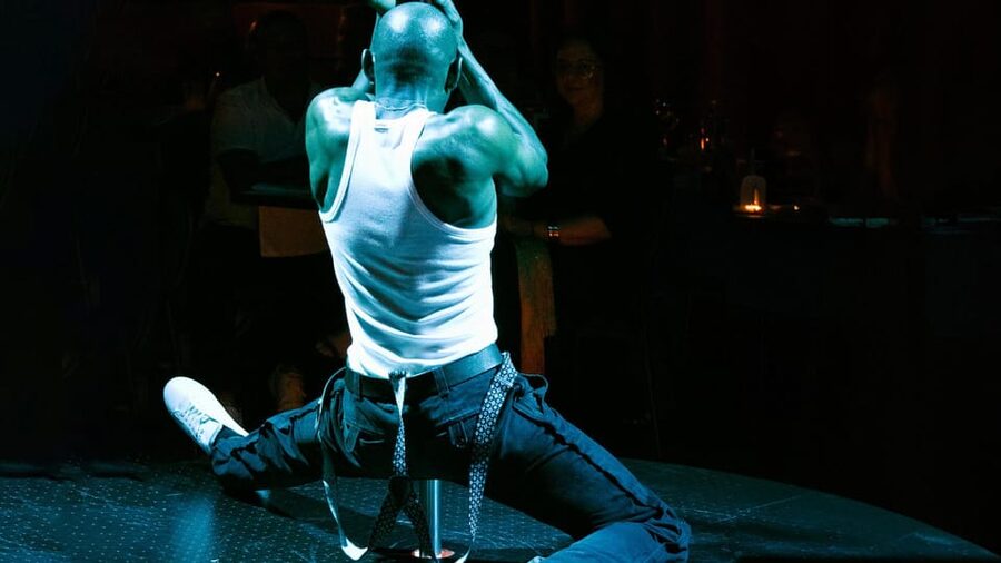 Coimbra: Erotic Cabaret Show and Dinner - Starting with wine and a welcome