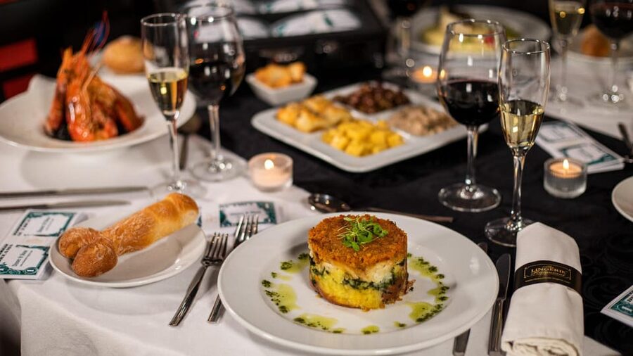 Lisbon: Erotic Cabaret Show and Dinner - A Lisbon night built around food and performance