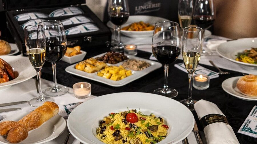Lisbon: Erotic Cabaret Show and Dinner - Main courses with the cabaret underway