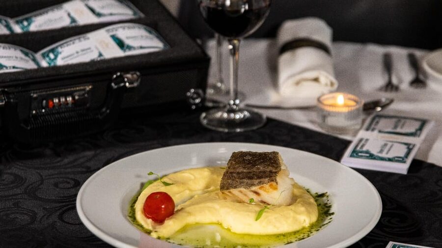 Lisbon: Erotic Cabaret Show and Dinner - What the $76 price really covers