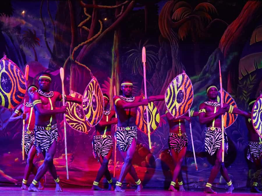 Nairobi: Cabaret Show with Dinner at Safari Park Hotel - Dinner starts with Kenyan nyama choma