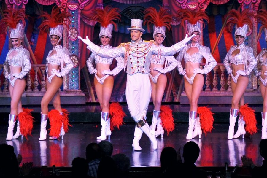 Paris: Dinner Show at the Moulin Rouge - Dress code and practical restrictions