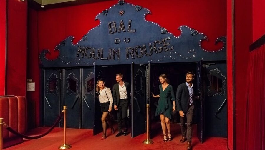 Paris: Eiffel Tower, Dinner Cruise and Moulin Rouge Show - The long move to the Moulin Rouge