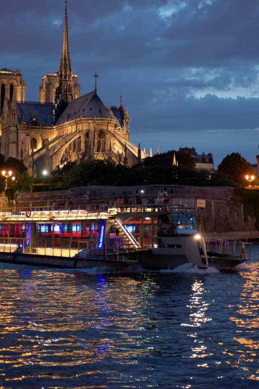 Paris: Eiffel Tower, Dinner Cruise and Moulin Rouge Show - What to wear and what to carry