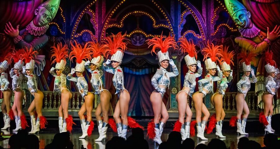 Paris: Evening Sightseeing Tour and Moulin Rouge Show - Inside the Féérie cabaret