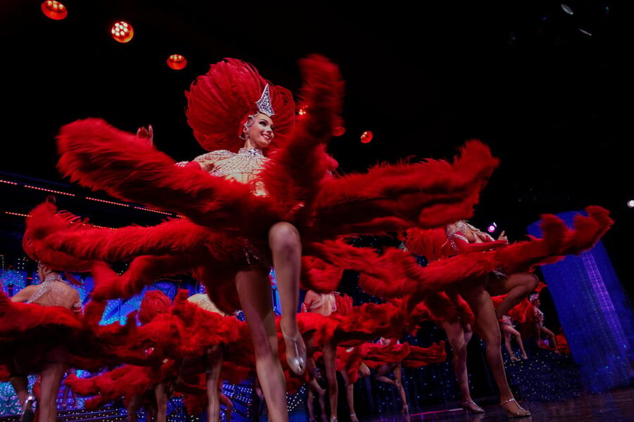 Paris: Moulin Rouge Dinner Show, Champagne, and Transport - The 9 p.m. Féerie performance