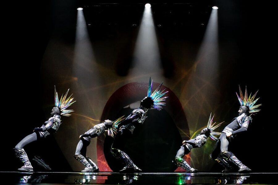 Paris: Paradis Latin Cabaret Show with Optional Champagne - How long the evening takes