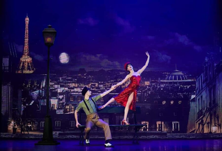Paris: VIP Dinner and Cabaret Show at Paradis Latin - The souvenir photo and the final memory