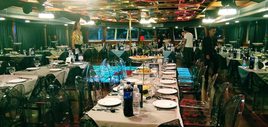 Pattaya: All Star Dinner Cruise, Cabaret Show & Beer Buffet - Welcome dancing and the opening of dinner