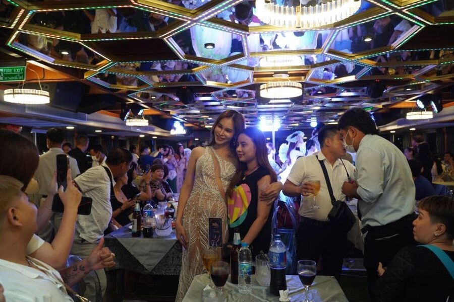 Pattaya: All Star Dinner Cruise, Cabaret Show & Beer Buffet - A boat with Thai teak and old Shanghai flavor