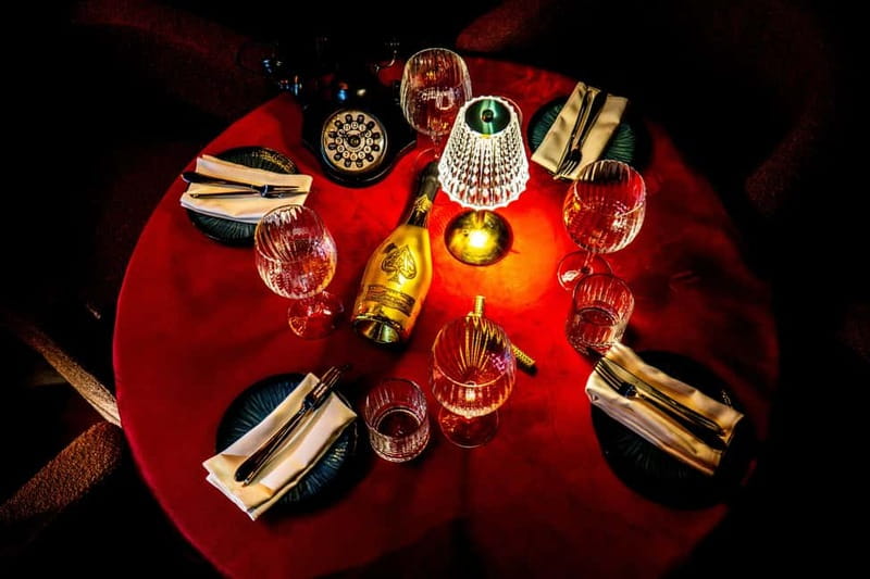 Prague: Cabaret Show at Medusa - Nightlife Prague - Dress code is part of the deal