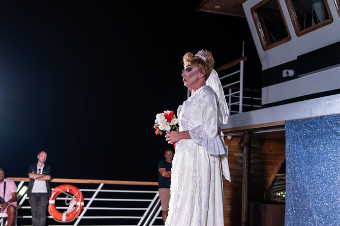 Stardust Variety Show Evening Cruise in Yeroskipou Bay - Bar service and the little comfort details