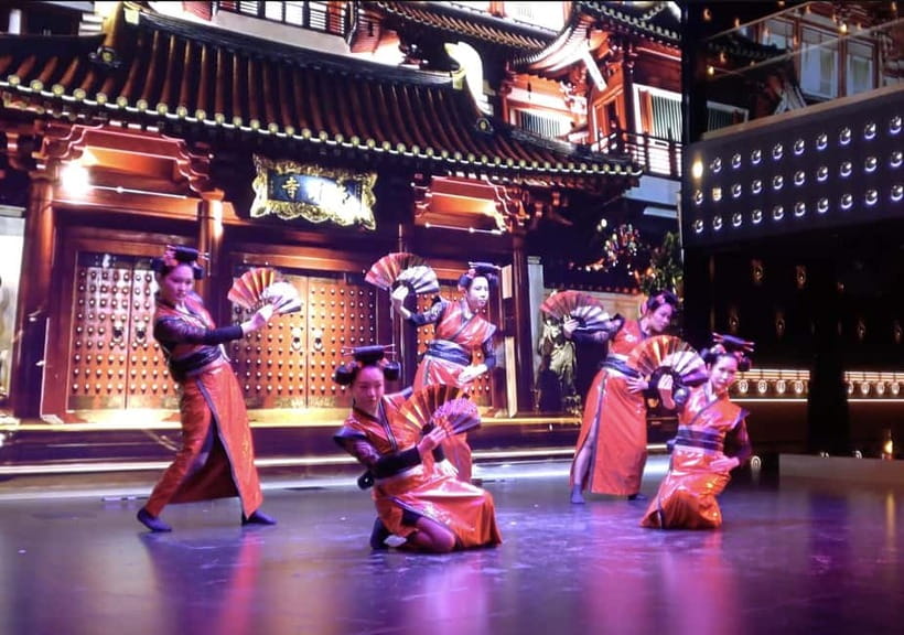 Tokyo: Japanese Style Variety Show with Dance,Magic & Dinner - A lively Tokyo night in one building