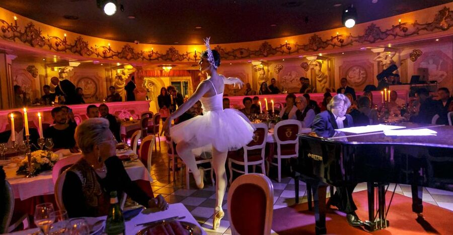Venice: Cabaret Dinner Show - Arriving with Prosecco and Venetian masks