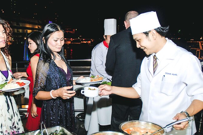 VIVA Alangka River Cruise: Dining & Cabaret Delight - The crowd factor at departure